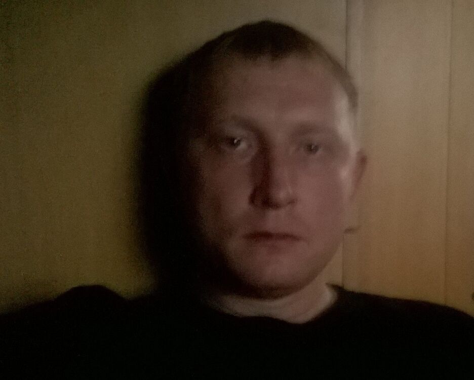  10766301  Evgenii, 41 ,    