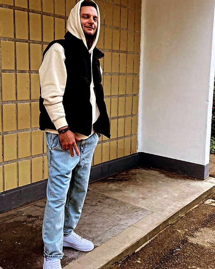  43693921  , 28 ,    