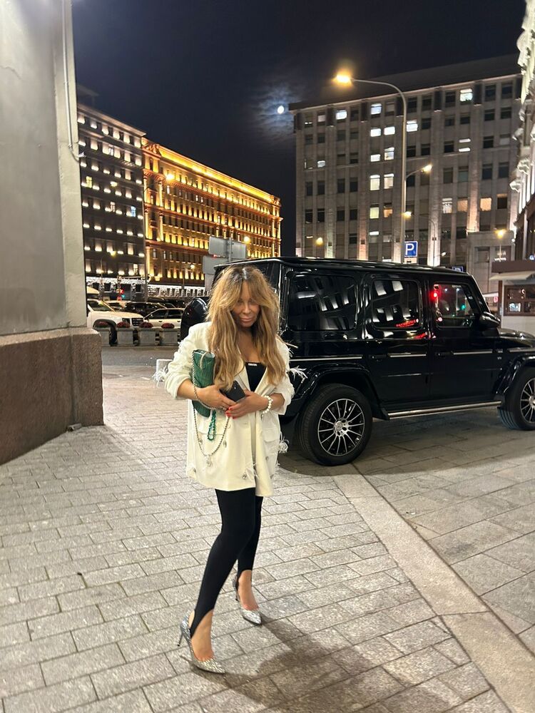 53995921  Lenka, 43 ,    