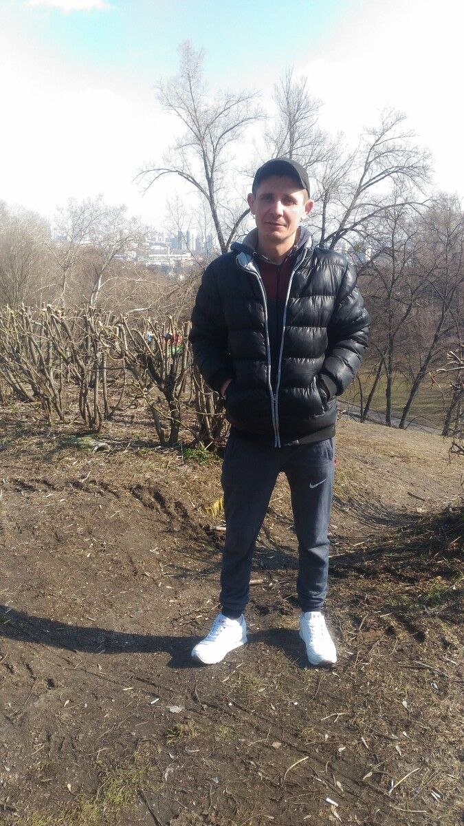  12219841  Viktor, 41 ,    