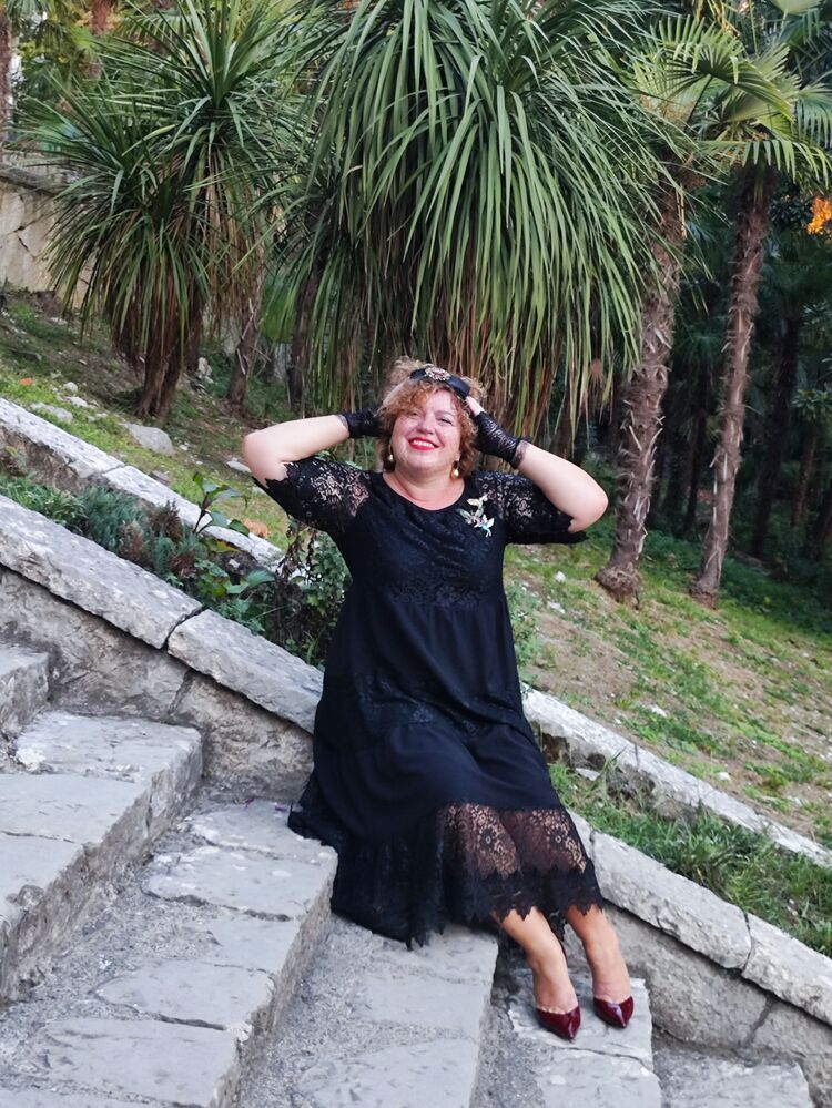  50394571  Elena, 51 ,    