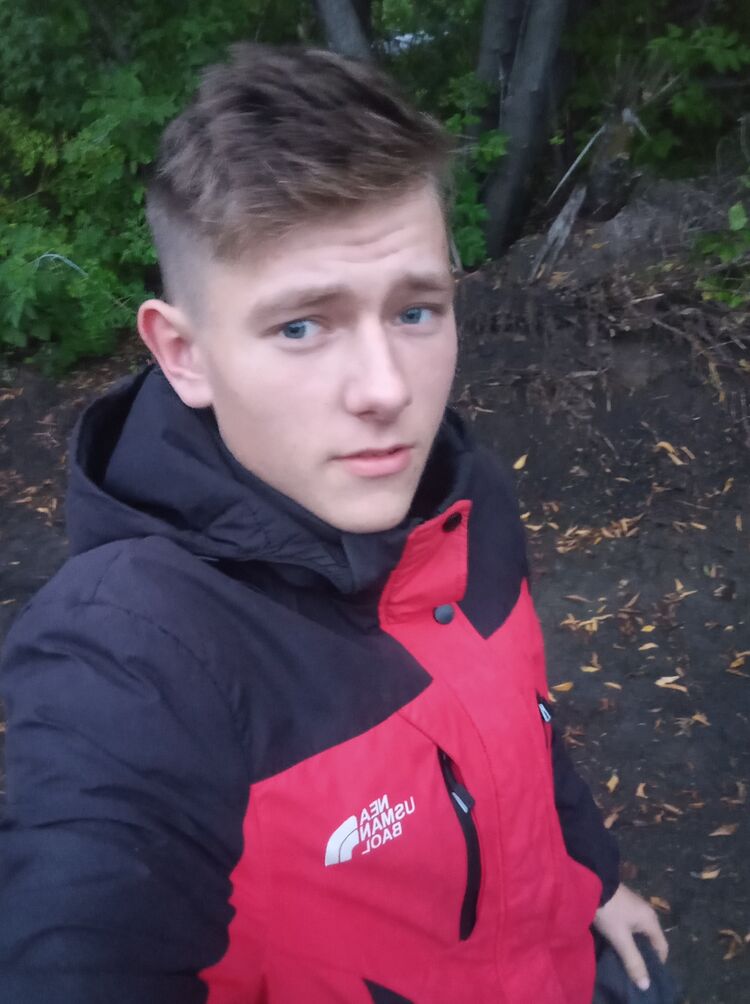  37712031  Denis, 22 ,    