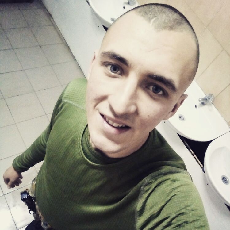  19005341  Igor, 26 ,    