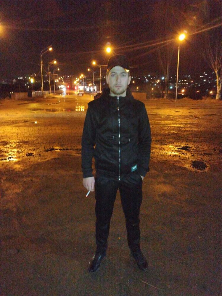  35878371  Erik, 25 ,    