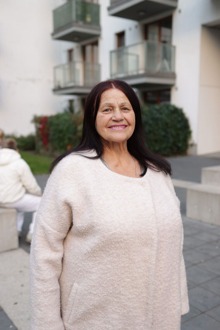  53984031  Nina, 74 ,    