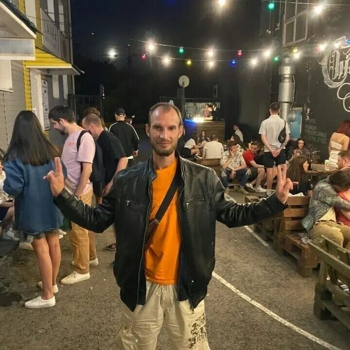  ,   Andrey, 42 ,   c , 