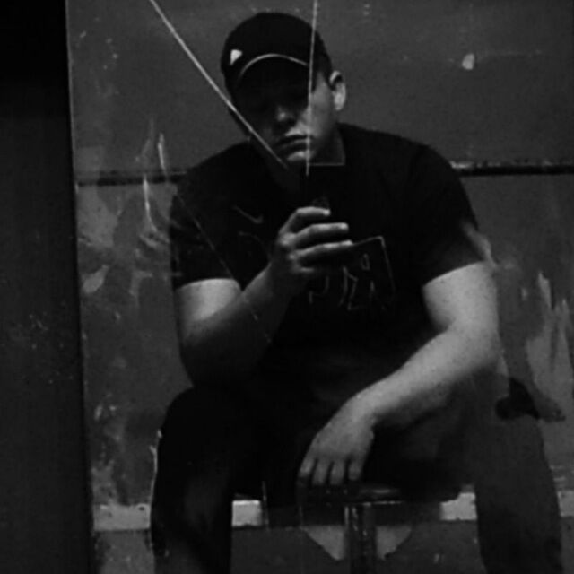  24564691  Maksym, 25 ,    