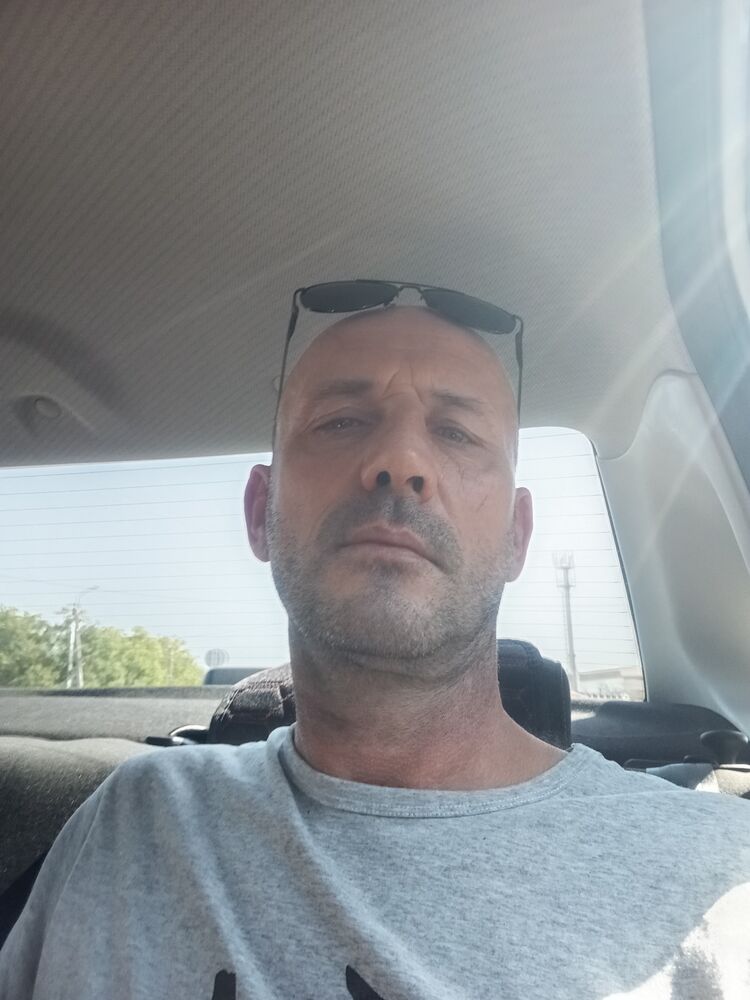  49703381  Roman, 47 ,    
