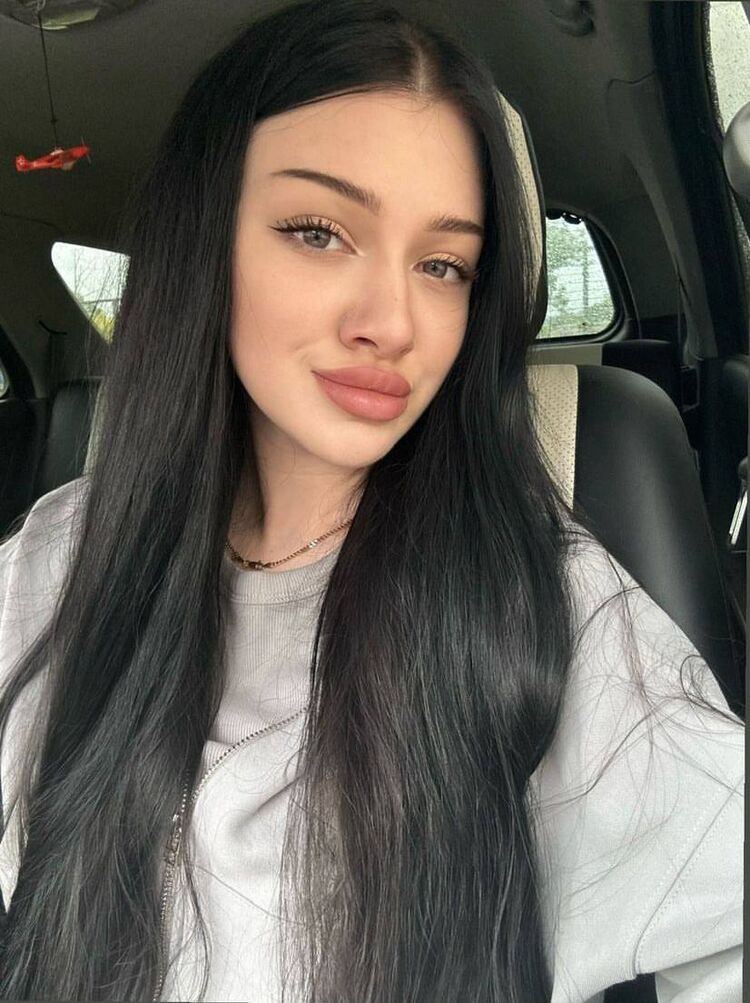  54640131  Alexandra, 22 ,    