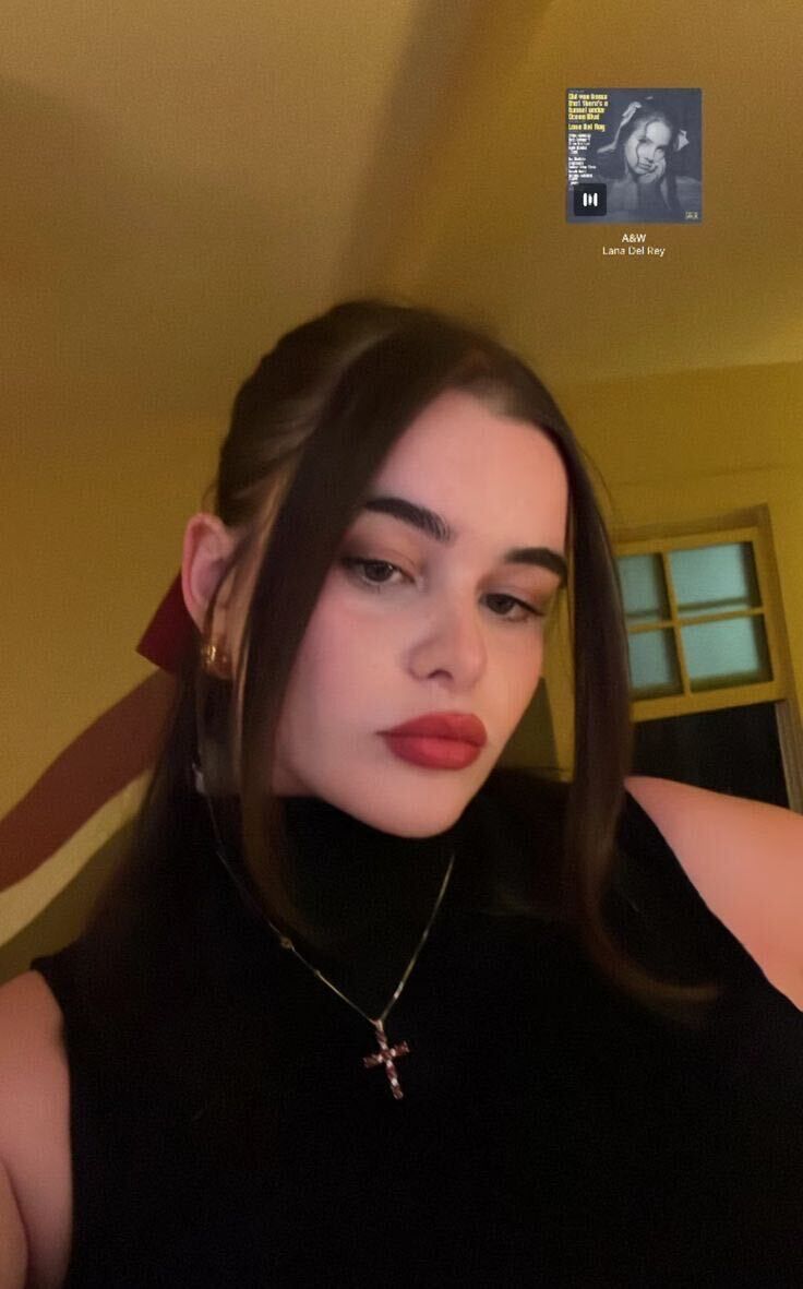  54547121  Lili Bloom, 32 ,    