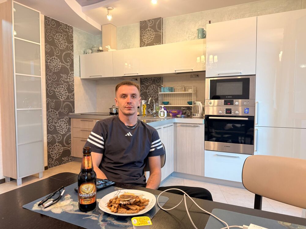  54510681  Denis, 27 ,    