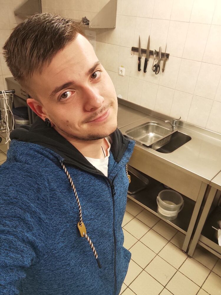  33472371  , 27 ,    