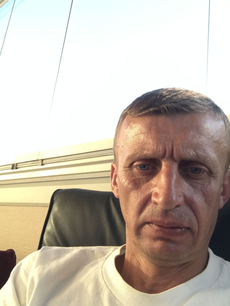  43141111  Ivan, 48 ,    Praha