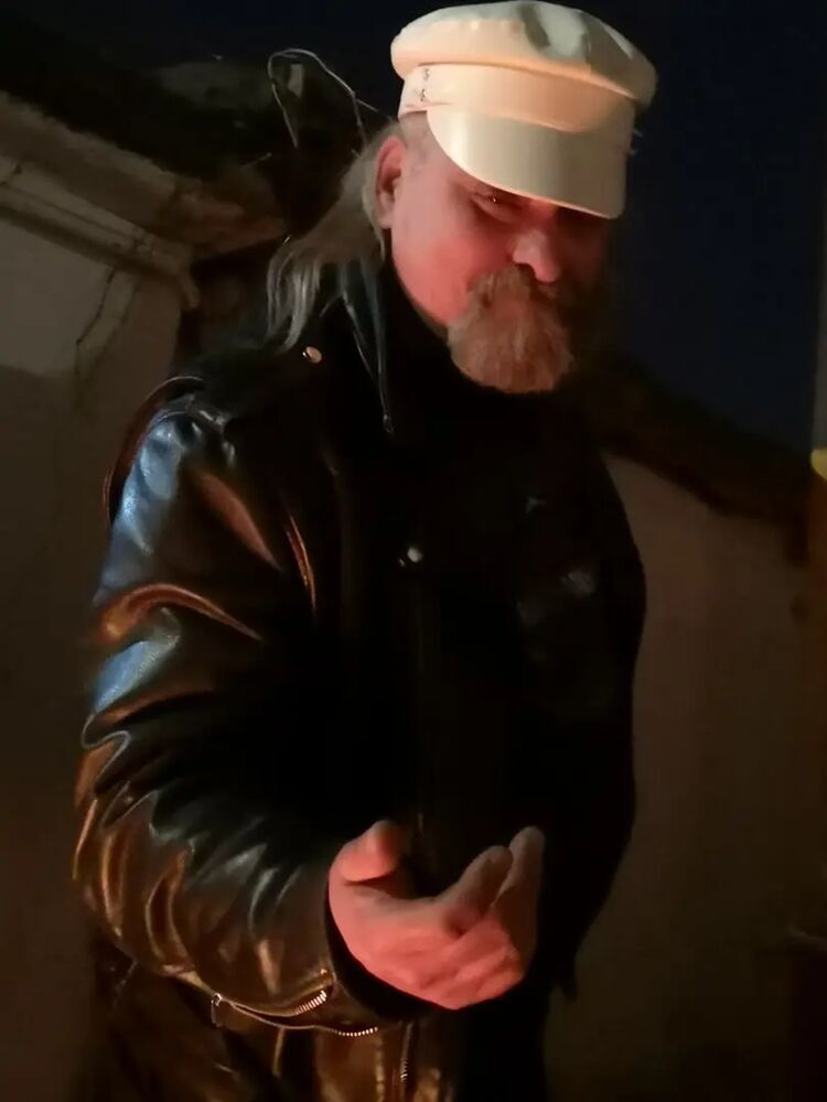  38393381  Oleg, 60 ,    