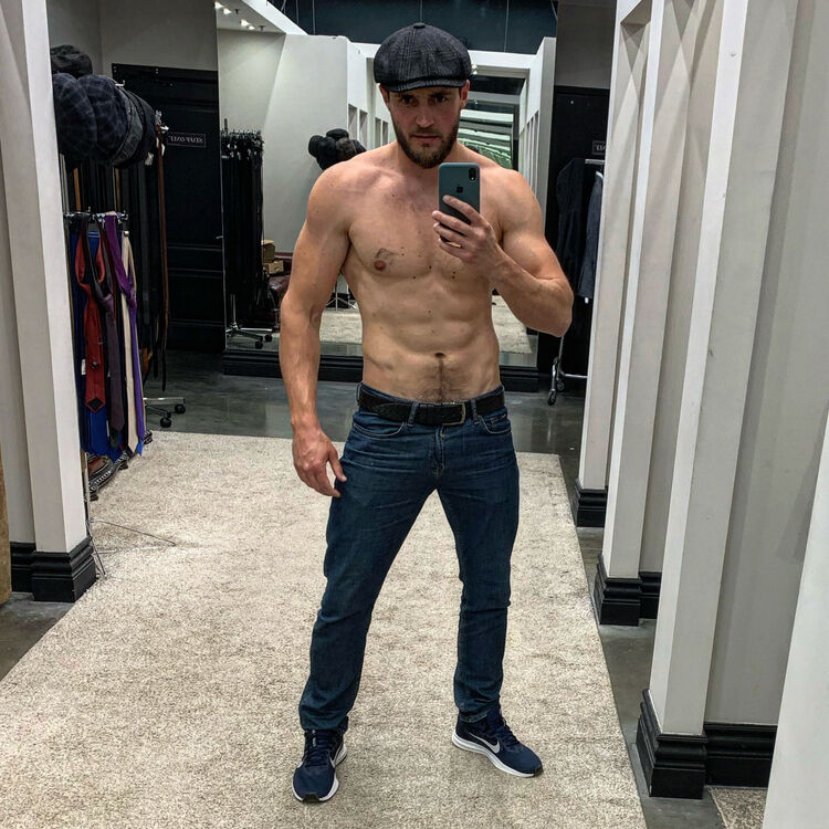  ,   Alex, 33 ,     