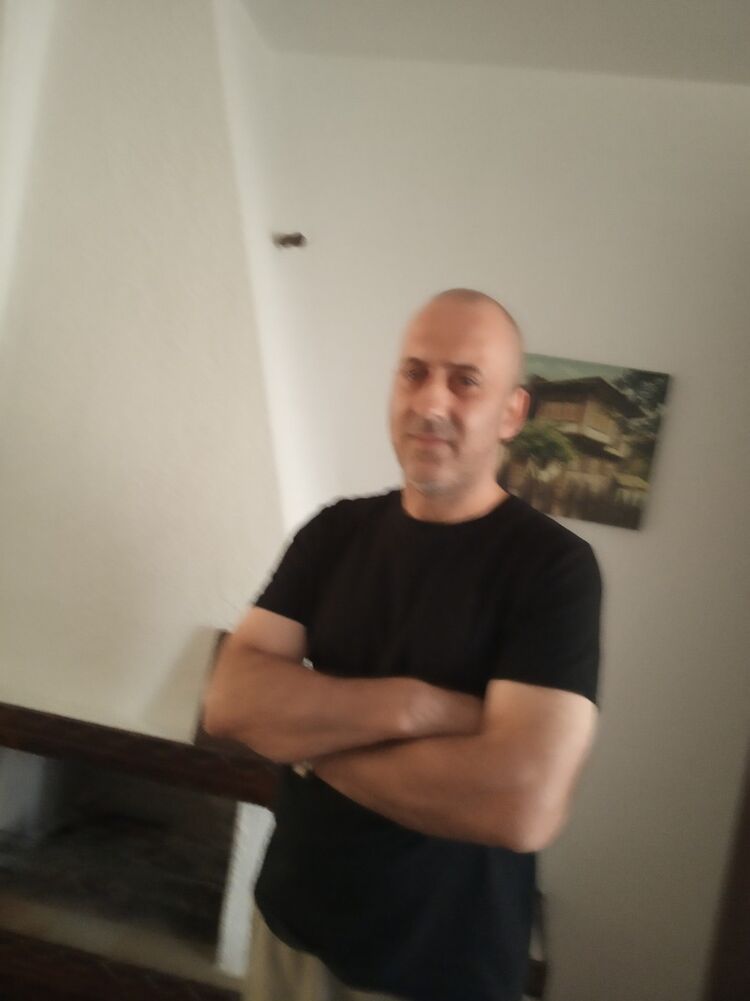  17437911  Anton, 51 ,     