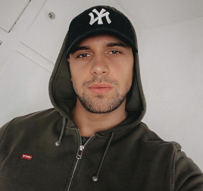  23019391  Artem, 35 ,    