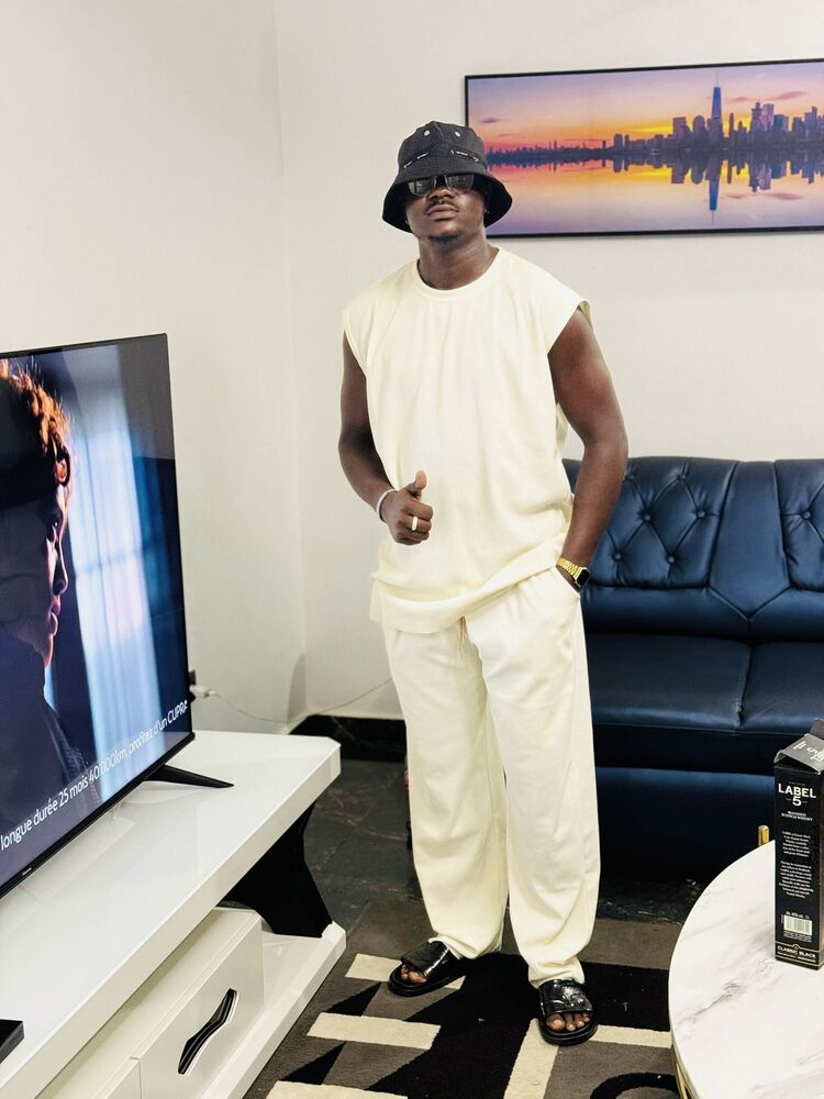  54530571  Chris, 27 ,    