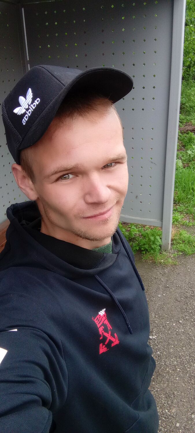  43764741  Denis, 27 ,    