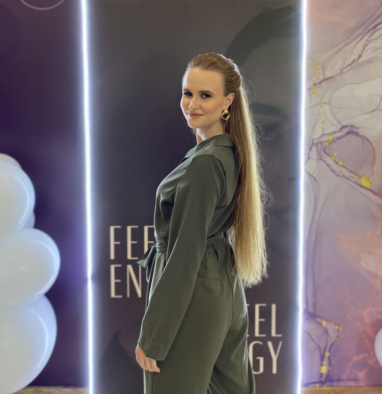  ,   Julia, 24 ,   ,   