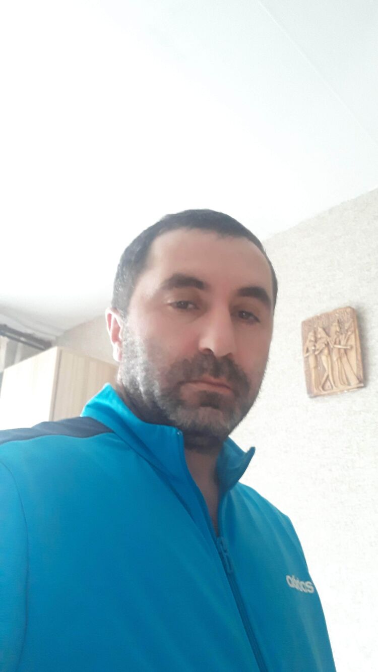  49265511  Hayk, 46 ,    