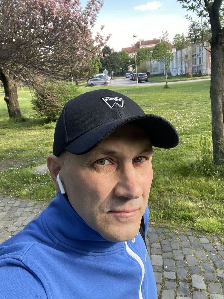  37907411  Sergei, 49 ,    -