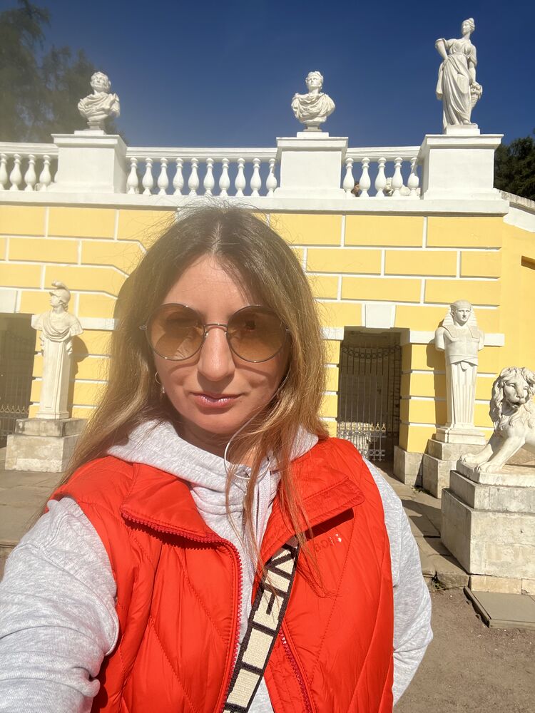  53588791  Elena, 46 ,    