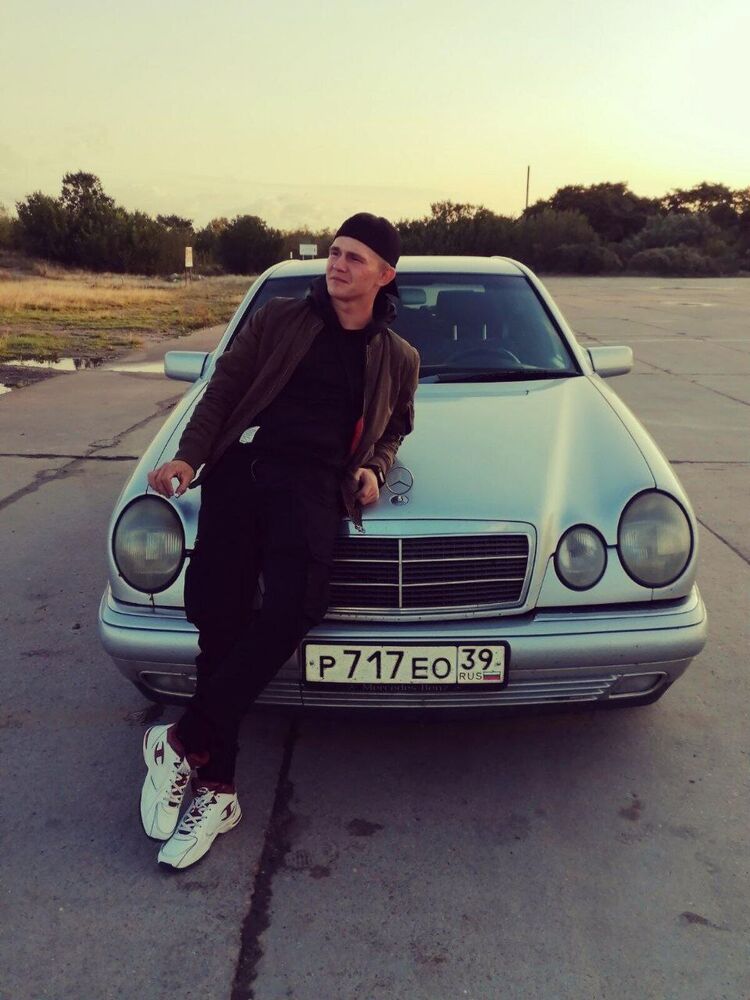  33898111  Lukas, 24 ,    