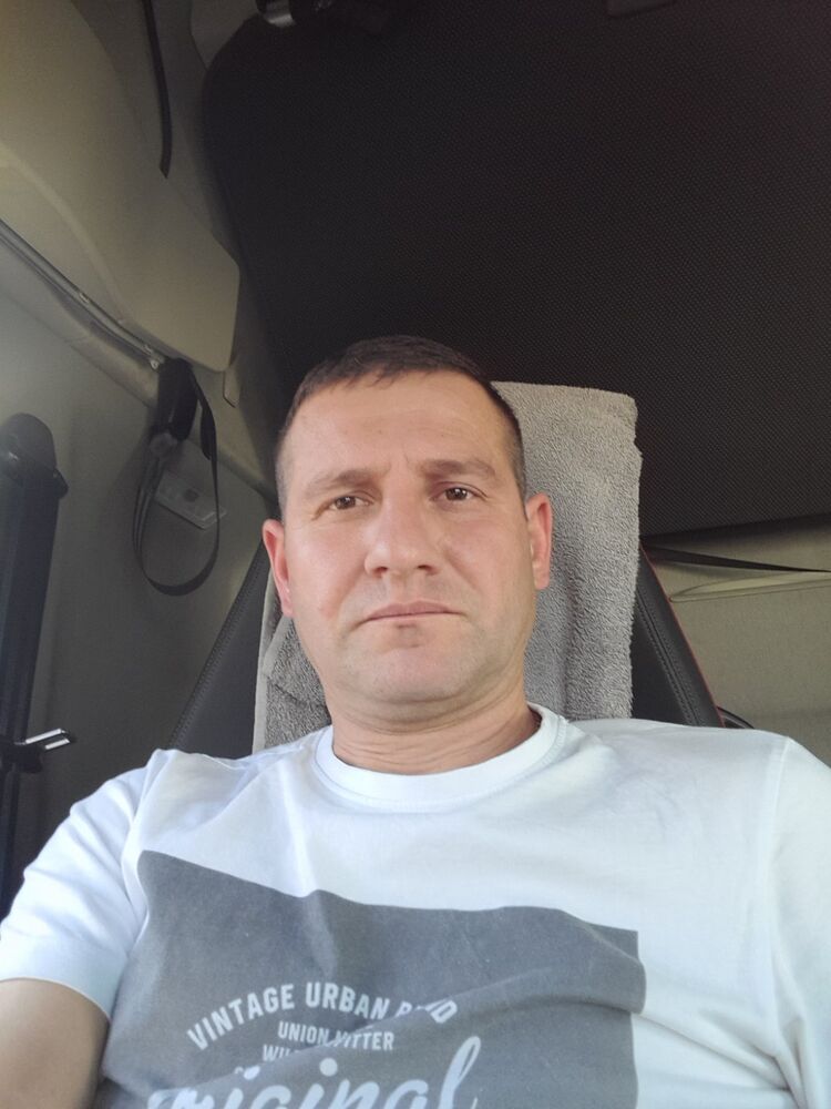  54751901  Vasil, 40 ,    Praha