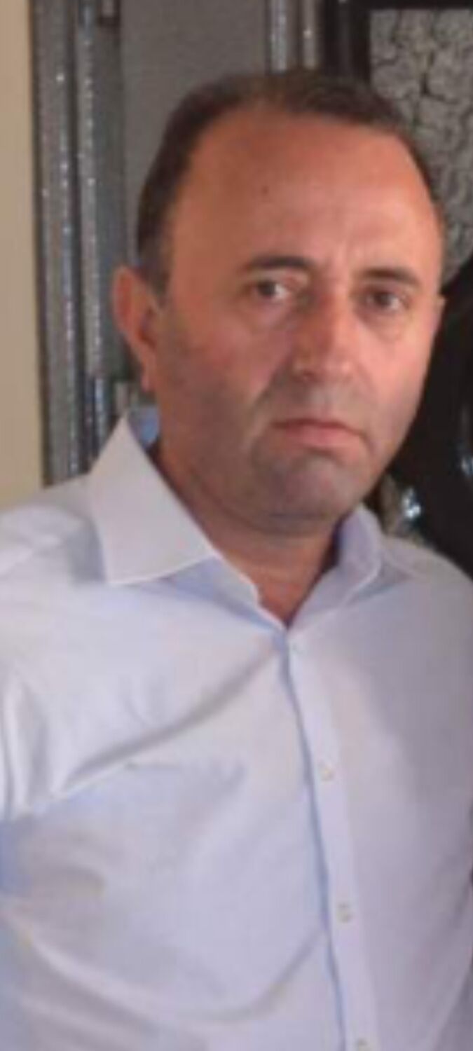  52689201  Erol, 57 ,     