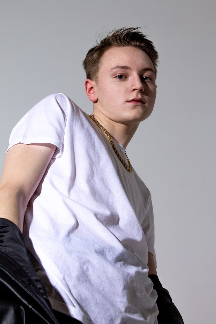  27437991  , 22 ,    -