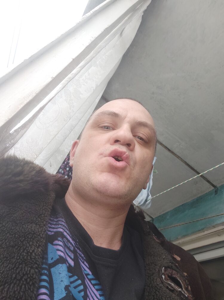  41199461  Mihail, 44 ,    