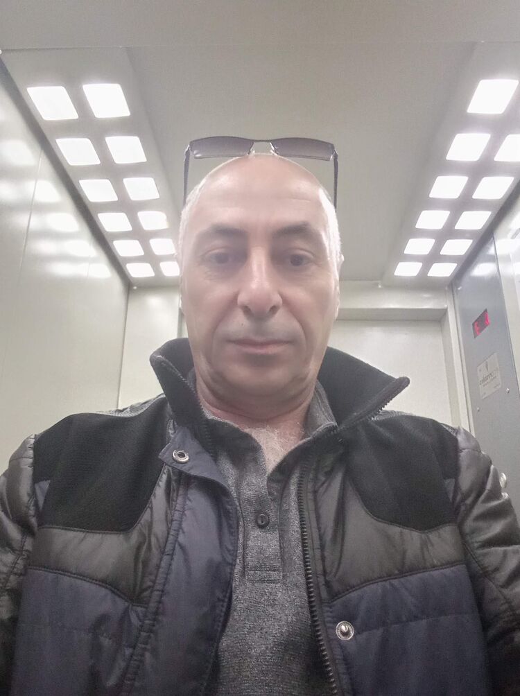  37402741  Artur, 56 ,    
