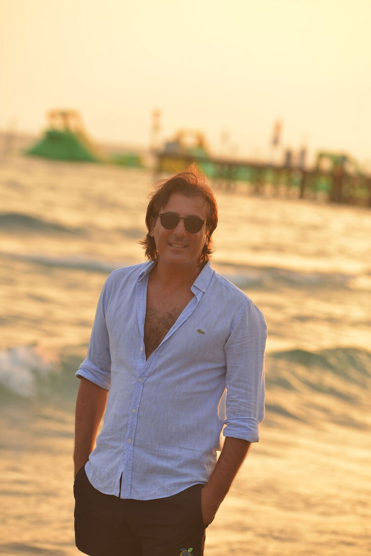  39673351  Ferhat, 44 ,    
