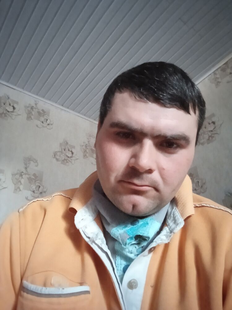  39549701  Petru, 30 ,    