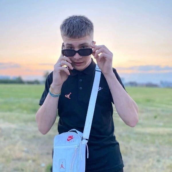  51865791  Artem, 20 ,    