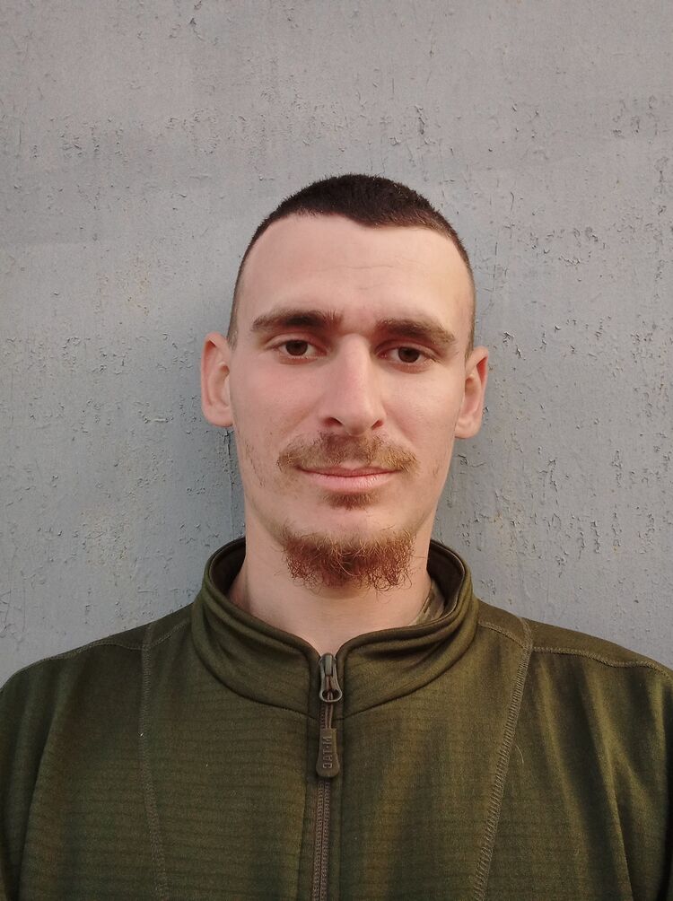  29578471  Viktor, 31 ,    