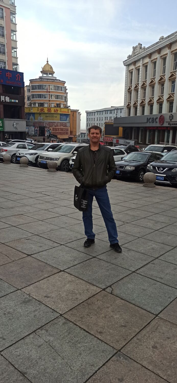  43373261  Viktor, 51 ,    