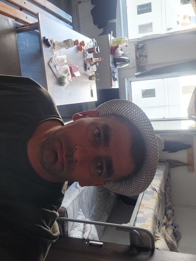  27327061  Eduard, 42 ,    