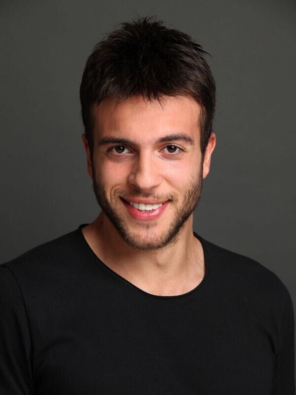  44705351  Emir, 38 ,    
