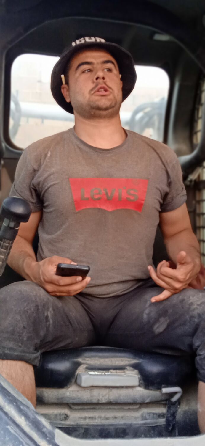  38437781  Denis, 36 ,    -