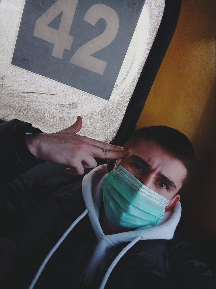  26303441  Viktor, 27 ,    
