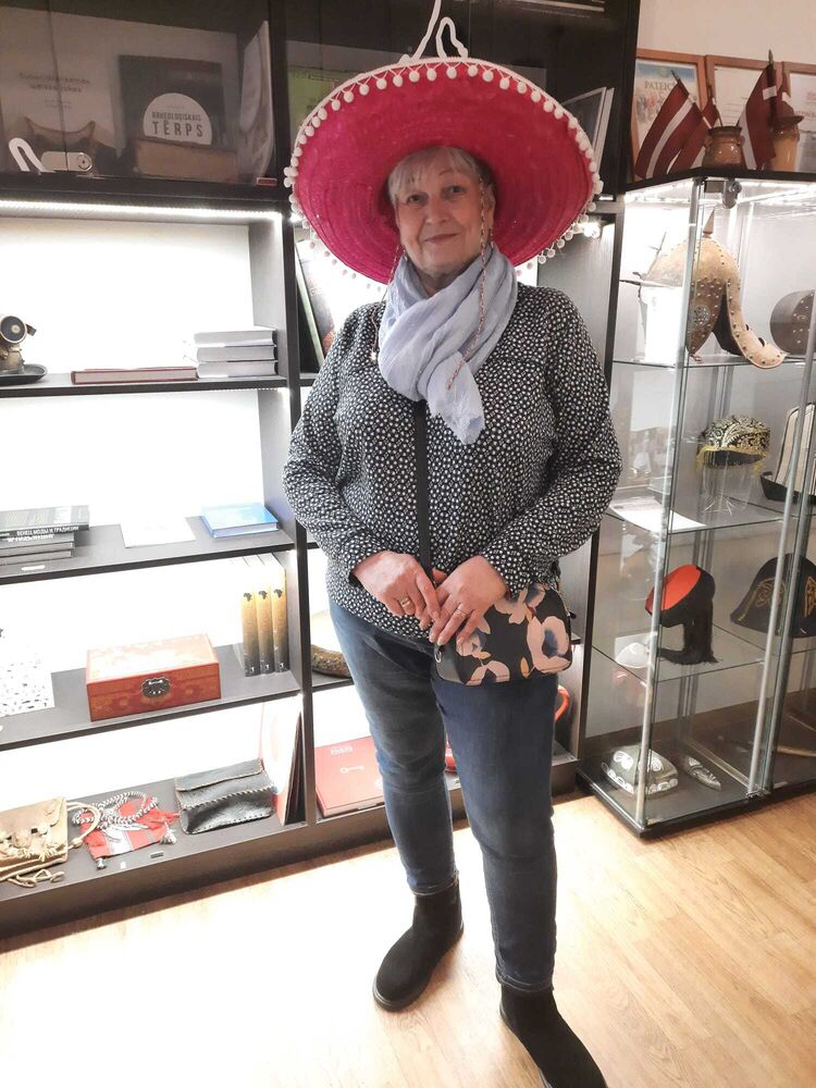  54118761  Inara, 64 ,    