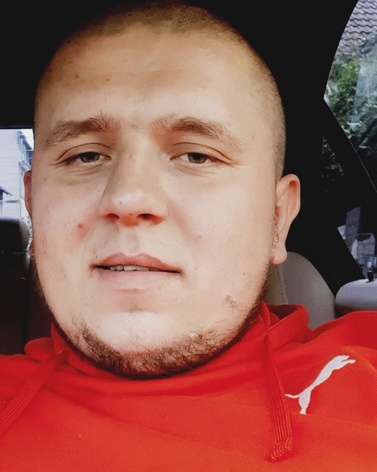  46842081  Denis, 28 ,    