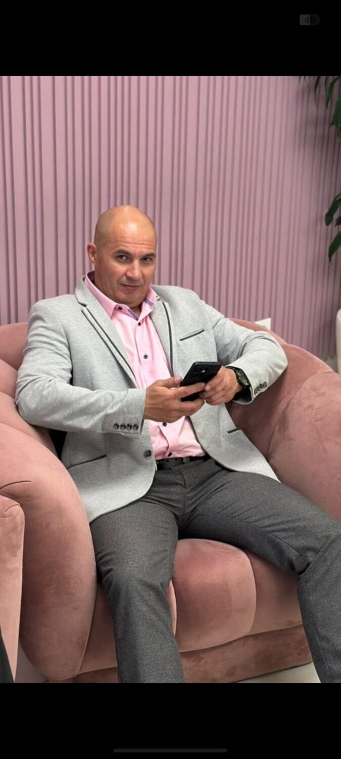  53358561  Alexander, 48 ,    