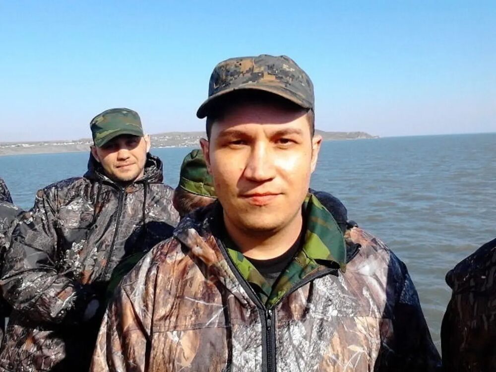  32890771  Viktor, 35 ,    