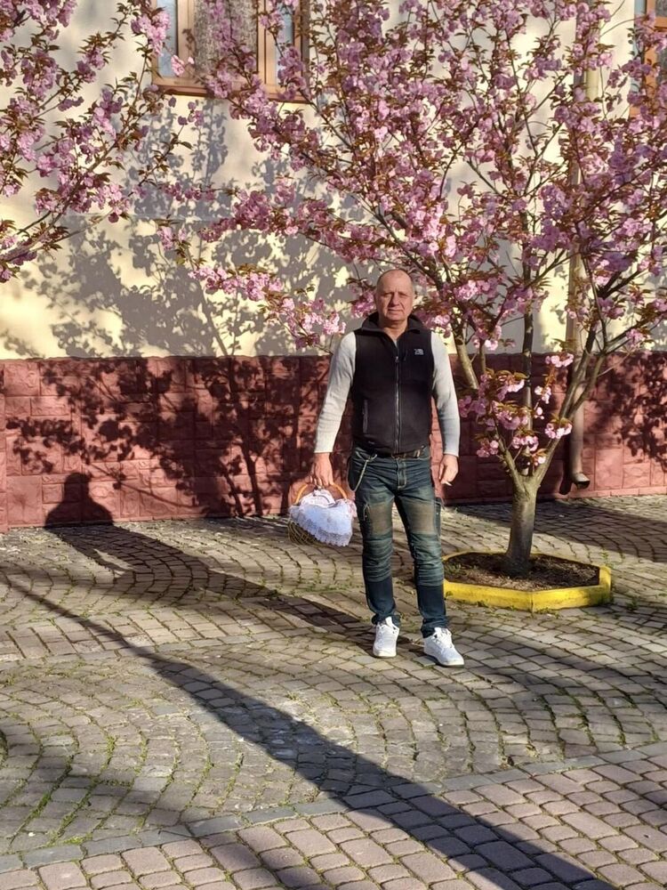  ,   Viktor, 61 ,   ,   , c , 