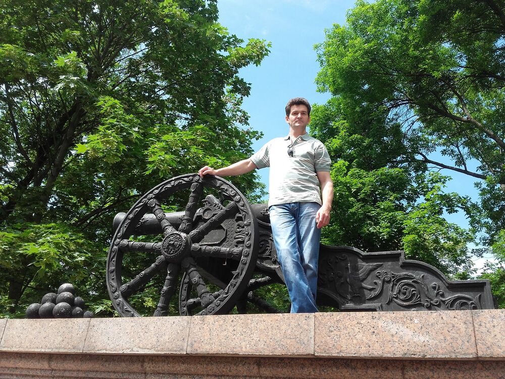  ,   Viktor, 49 ,   c 