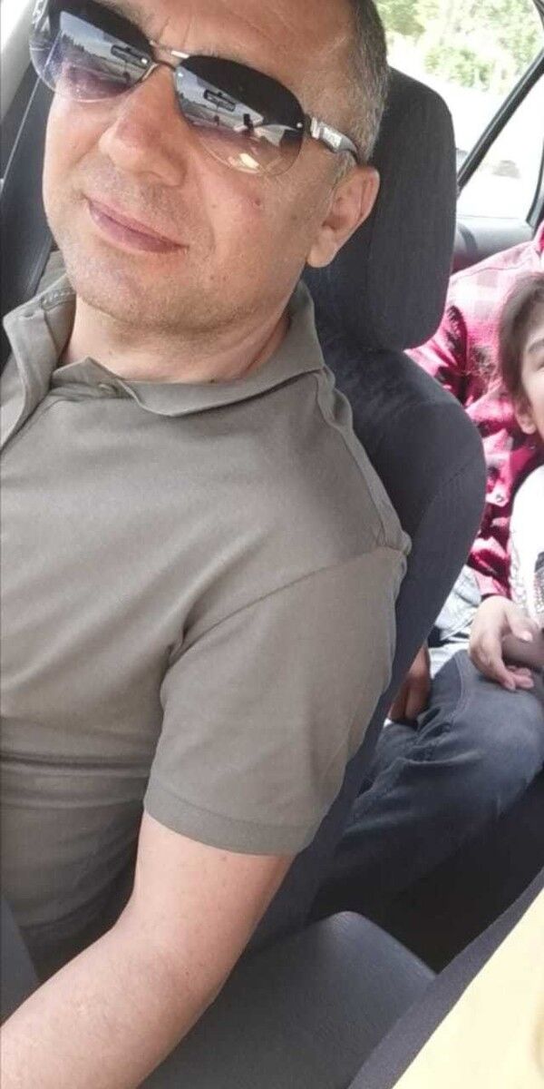  18732621  Emre, 44 ,    