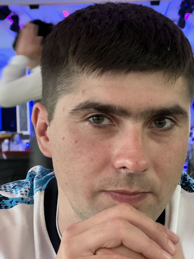  27035801  Eduard, 33 ,    